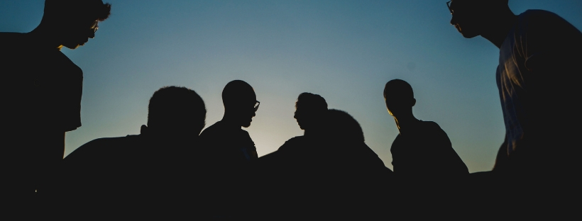 Silhouettes de participants à une session de team building lors d'un séminaire d'entreprise