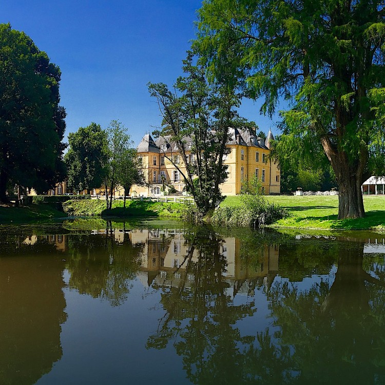 Le Château de Vaugrigneuse vue de son étang prêt à accueillir votre séminaire au vert