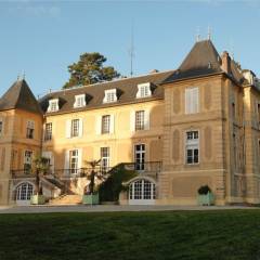 Le château de Vaugrigneuse vu depuis les berges de l’étang.