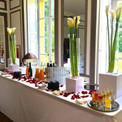 Un buffet de mariage en pleine préparation.