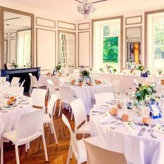 Le grand salon immaculé pour un mariage.