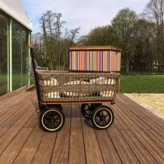 Le chariot du Pic Nic Chic sur les berges de l’étang.