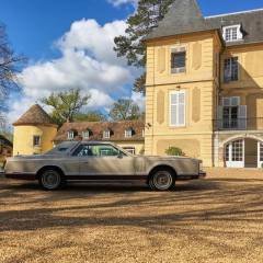 Une belle américaine en visite au château de Vaugrigneuse.