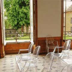 La salle des gardes avec vue sur la cour d’honneur.