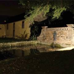 Le bassin au triton dans la cour d’honneur de nuit.