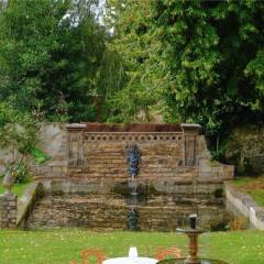 Le bassin au triton dans la cour d’honneur.