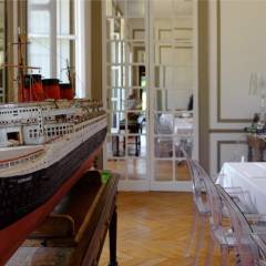 Le paquebot Normandie à quai dans le grand salon.