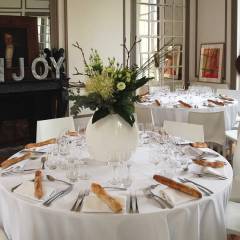 Le grand salon s’habille pour un menu gastronomique.