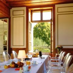 La bibliothèque aménagée pour une réunion de travail.