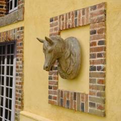 Buste de cheval sur un mur d’une dépendance du château.