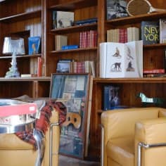 La bibliothèque, un salon idéal pour la détente.