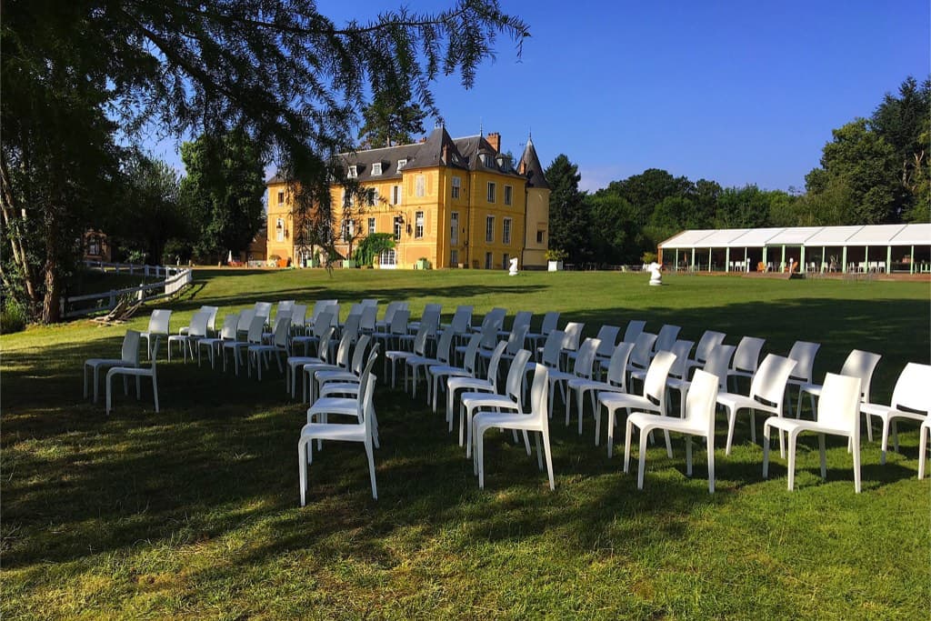 Château de Vaugrigneuse : Cérémonie au bord de l'étang - location pour évènements, séminaires ou réceptions.