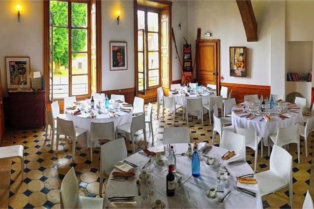 Château de Vaugrigneuse: la salle des gardes en banquet - location pour évènements, séminaires ou réceptions.