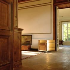 Un intérieur chaleureux baigné par la lumière du matin.