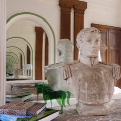 Hall d’entrée du château Jeu de miroir au-dessus d’une console