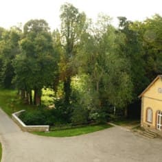 L’allée centrale, le pont de la Prédecelle et le pavillon de l'horloge