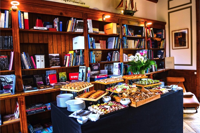 Château de Vaugrigneuse - bibliothèque : salle de réception, buffet