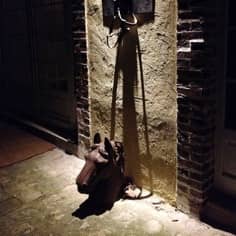 Tête de cheval en fonte patiné dans la cour d’honneur.