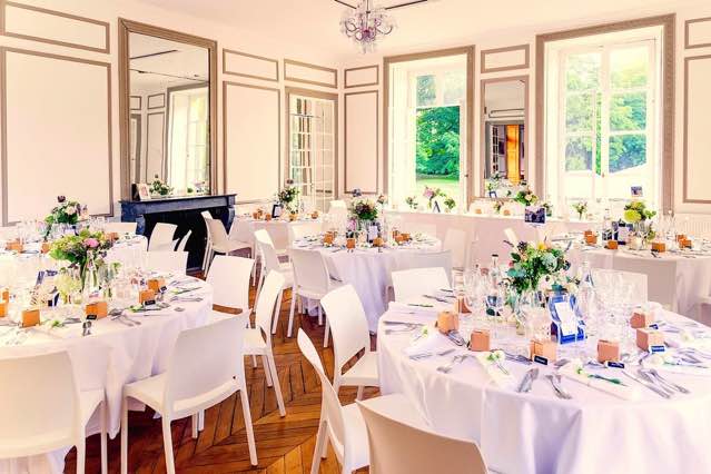 Déjeuner festif dans le grand salon du château de Vaugrigneuse