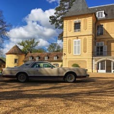 Une belle américaine en visite au château de Vaugrigneuse.