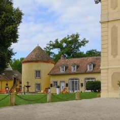 La cour d’honneur et une dépendance du château avec son colombier