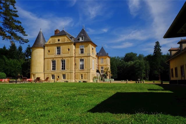 Château de Vaugrigneuse : la cour d’honneur - location pour évènements, séminaires et réceptions