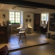 Le « Gallery », un espace avec bar qui vous reçoit au milieu de tableaux et objets de l’histoire du sport.