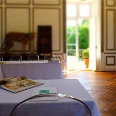 Le grand salon attend les participants d’un séminaire.