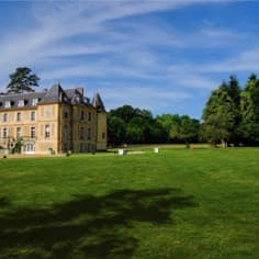 Les vastes pelouses du château idéale pour vos évènements en plein air.