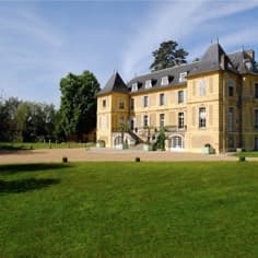 Le château de Vaugrigneuse vu des pelouses de l’étang.