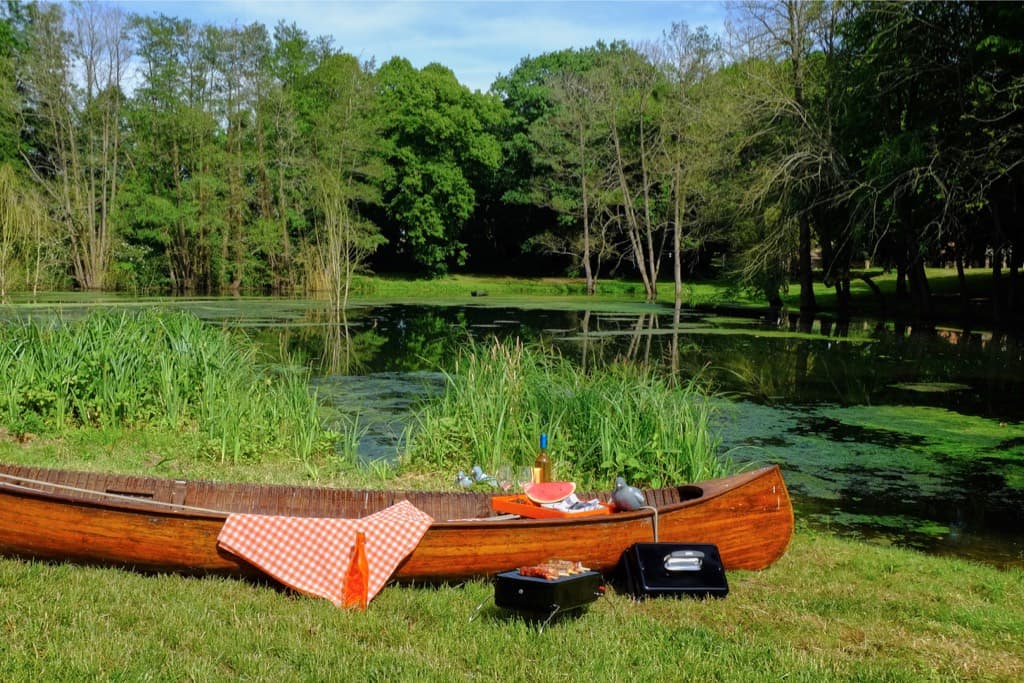 Château de Vaugrigneuse : Pique-nique au bord de l’étang - location pour évènements, séminaires ou réceptions.