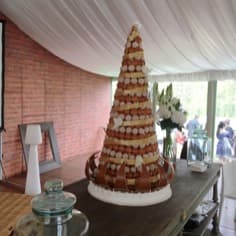 La pièce-montée d’un mariage gourmand dans le Pavillon de l’étang.