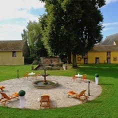 La cour d’honneur avec sa fontaine à double vasque