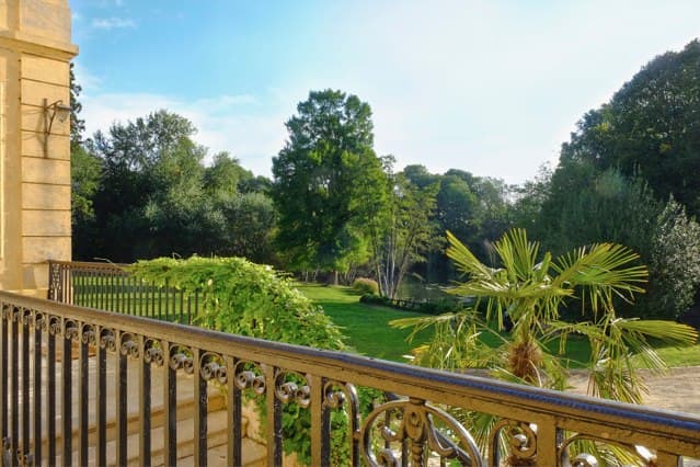Château de Vaugrigneuse : Vue du parc et de l'étang depuis le balcon - location pour évènements, séminaires ou réceptions.