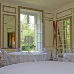 Le grand salon avec ses lambris et ses portes à miroirs d’origine
