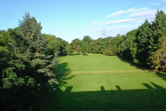 Château de Vaugrigneuse : Le parc à l'arrière du château - location pour évènements, séminaires ou réceptions.