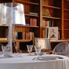 La bibliothèque, un salon pour les repas intimes.